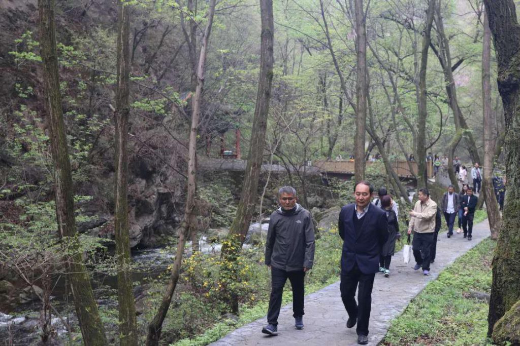 中国植物学会省级学会理事长联席会代表团赴秦岭国家植物园考察